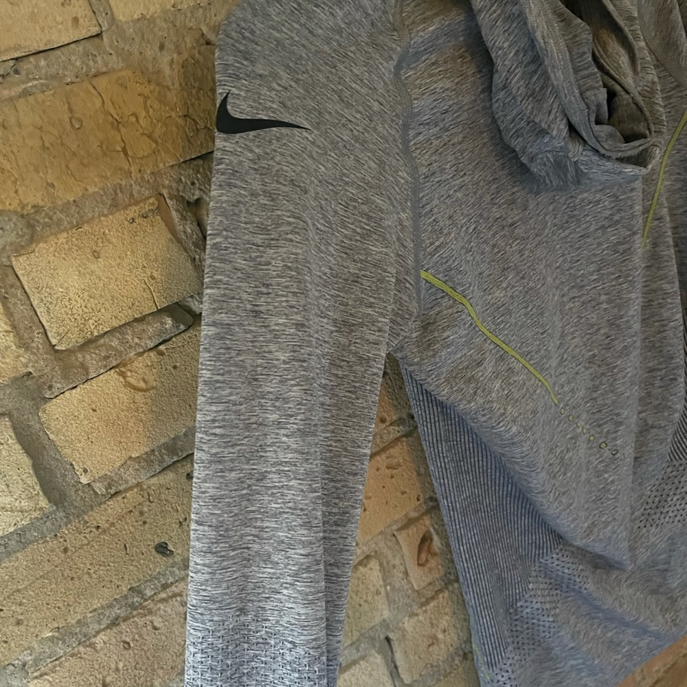 NikePro Running Top - Picture 3 of 5